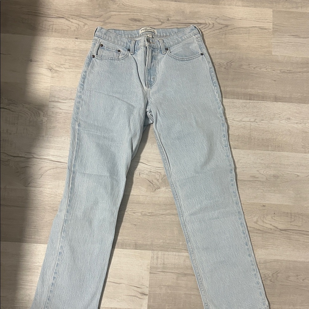 Abercrombie & Fitch “The 90s Straight Mid Rise” in Curve Love.